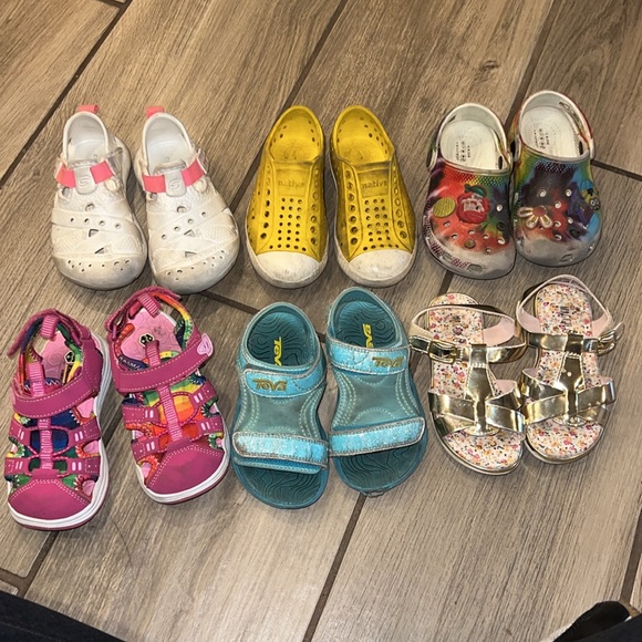 Lot of 6 size 8 girls shoes sandals native teva crocs - Picture 2 of 10